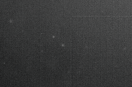 2021 PH27 puede verse moviéndose en la imagen. Los demás objetos, inmóviles, corresponden a estrellas distantes.