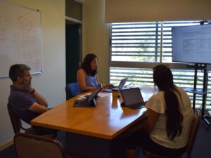 Profesores trabajando en proyecto Centenario